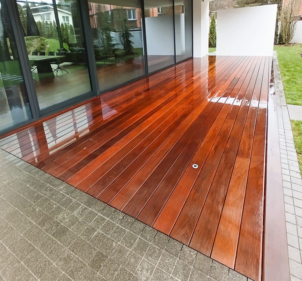 Ką tik nualyvuota terasa Šviežiai nualyvuota namo terasa