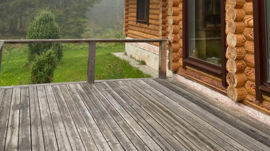 Medinio namo terasa, kurią reikia atnaujinti