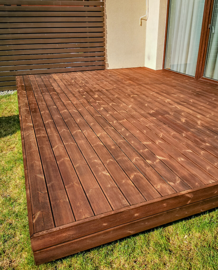 Šviežiai nualyvuota pušinė terasa Šviežiai nualyvuota pušinė terasa