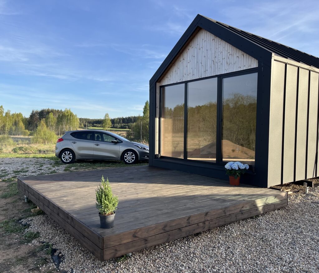 Medinė karkasinio namelio terasa Medinė terasa prie karkasinio namelio